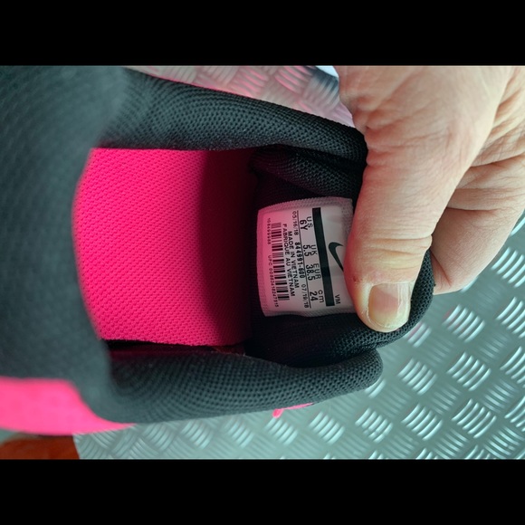 Brand New! NIKE Flex Experience 5 youth running shoe! - Picture 7 of 8